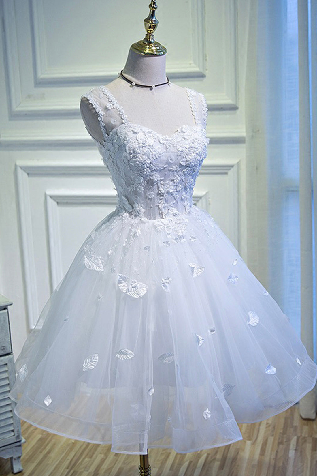 A-Line Lace Homecoming Dress White Knee Length Party Dress